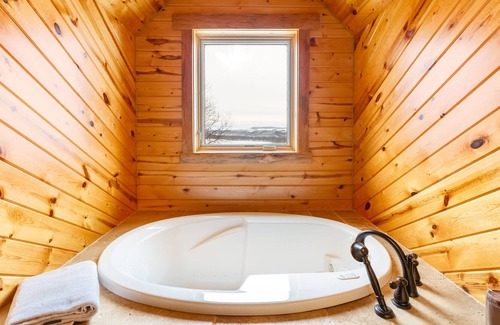 Cassville Casa | Luxury Log Mansion | Stunning Views