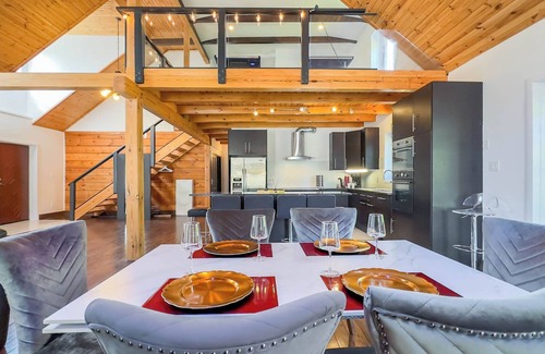 Bayfield Cabaña | Luxury Log Retreat - *King Bed, Game Room*