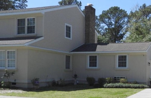 Myrtle Beach Apartamento | Luxury Master Suite king size bed full bathroom in the center of Myrtle BeachSC