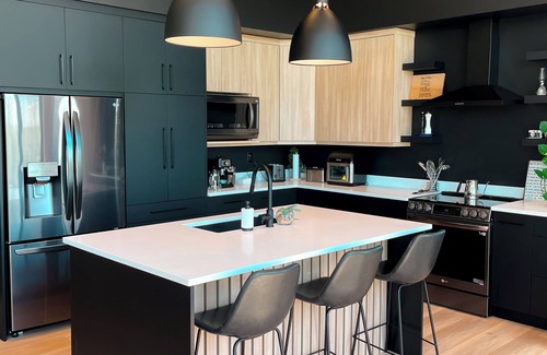 White City Casa | "Luxury Meets Nature: Trendy 2-Bedroom Studio in Scenic Oasis