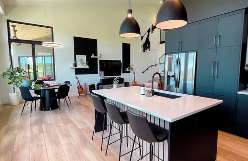 White City Casa | "Luxury Meets Nature: Trendy 2-Bedroom Studio in Scenic Oasis