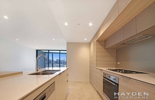 Docklands Apartamento | Luxury Melbourne River Suite with Private Bath & Views
