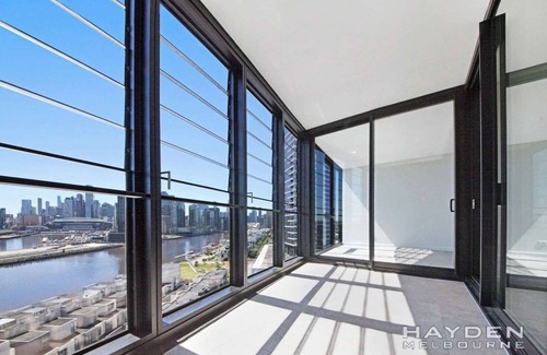 Docklands Apartamento | Luxury Melbourne River Suite with Private Bath & Views