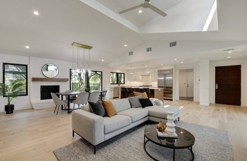 Barton Hills Casa | Luxury mid-century modern-inspired home