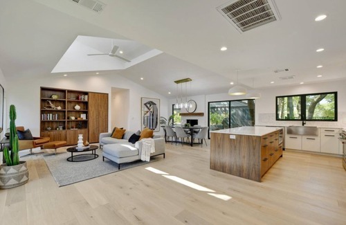 Barton Hills Casa | Luxury mid-century modern-inspired home