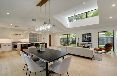 Barton Hills Casa | Luxury mid-century modern-inspired home
