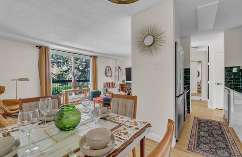 Southeast Calgary Condominio | Luxury Midcentury Modern Suite - Remote Worker Focused