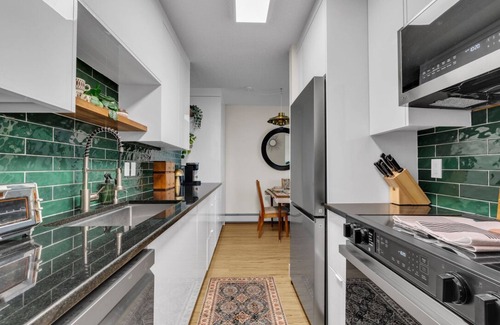 Southeast Calgary Condominio | Luxury Midcentury Modern Suite - Remote Worker Focused