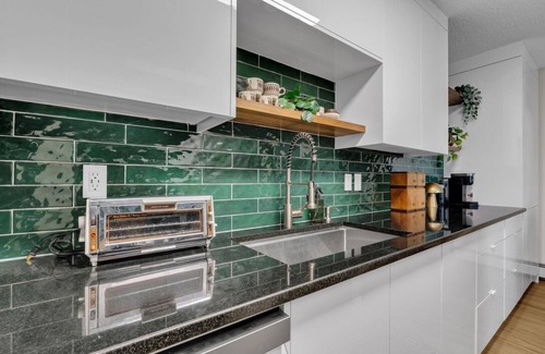 Southeast Calgary Condominio | Luxury Midcentury Modern Suite - Remote Worker Focused