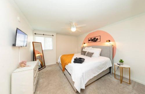 West End Apartamento | Luxury Midtown 2BR Family Suite Sleeps 8 guests with Private Balcony and Optional Parking Walk to Parthenon & Vanderbilt Near Broadway