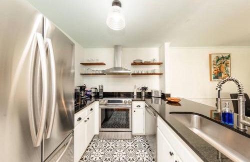 West End Apartamento | Luxury Midtown 2BR Family Suite Sleeps 8 guests with Private Balcony and Optional Parking Walk to Parthenon & Vanderbilt Near Broadway