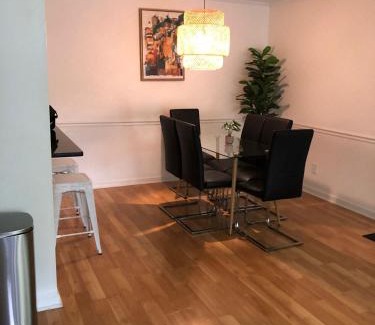 West End Apartamento | Luxury Midtown 2BR Family Suite Sleeps 8 guests with Private Balcony and Optional Parking Walk to Parthenon & Vanderbilt Near Broadway