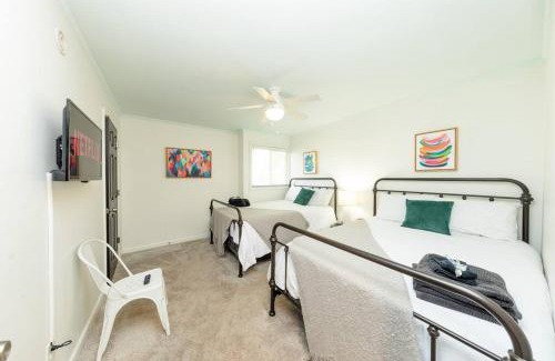 West End Apartamento | Luxury Midtown 2BR Family Suite Sleeps 8 guests with Private Balcony and Optional Parking Walk to Parthenon & Vanderbilt Near Broadway
