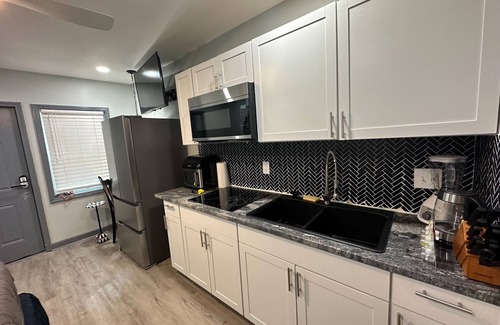 Church Street Apartamento | Luxury Mini studio 1 min from Southern Regional Hospital 15 mins from APT A
