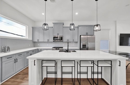 North Houston Casa | Luxury Modern 2BR + Office & Garage in Gated Estate 15 Mins to Galleria