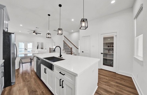 North Houston Casa | Luxury Modern 2BR + Office & Garage in Gated Estate 15 Mins to Galleria
