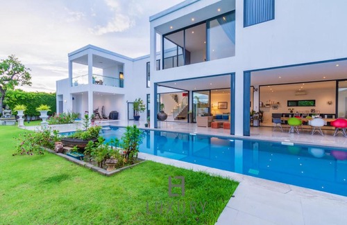Hua Hin Villa | Luxury Modern 4 Bedroom Resort Pool Villa LL110
