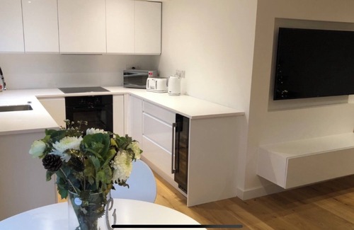 Sutton Apartamento | Apartamento moderno de lujo, cerca de la estación de tren y del hospital Royal Marsden.