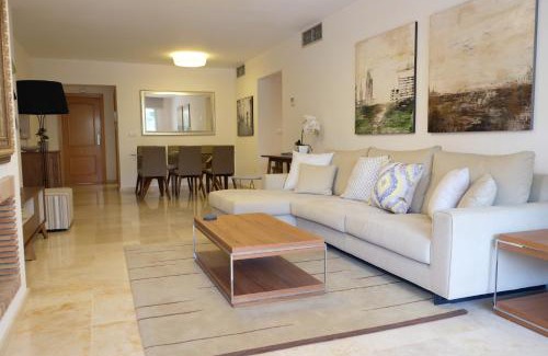 Guadalmina Apartamento | luxury modern apartment with terrace, pool and garage!