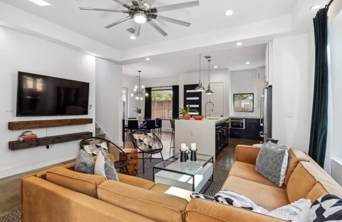 Govalle Casa | Luxury Modern Comfort | Private Heated Pool