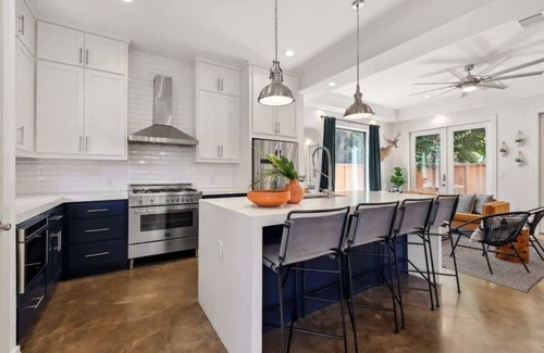 Govalle Casa | Luxury Modern Comfort | Private Heated Pool