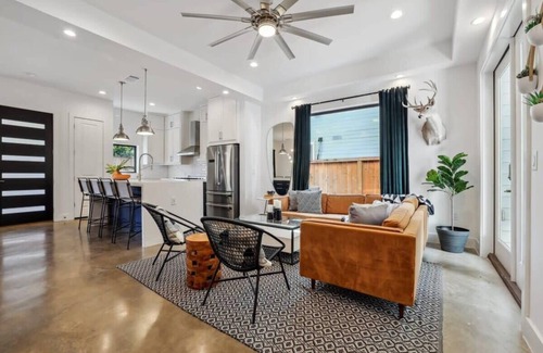 Govalle Casa | Luxury Modern Comfort | Private Heated Pool