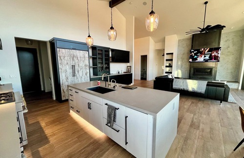 Williamson Casa | Luxury Modern farmhouse, Strong WiFi, Stunning Granite Mountain Views