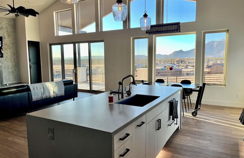 Williamson Casa | Luxury Modern farmhouse, Strong WiFi, Stunning Granite Mountain Views