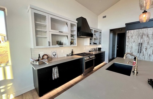 Williamson Casa | Luxury Modern farmhouse, Strong WiFi, Stunning Granite Mountain Views