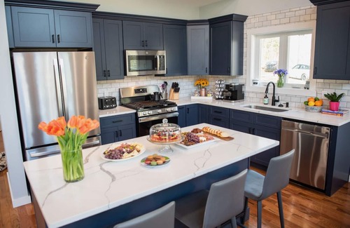 Farmington Casa | Luxury Modern Lake Home - Dogs Welcome - Sleeps 12