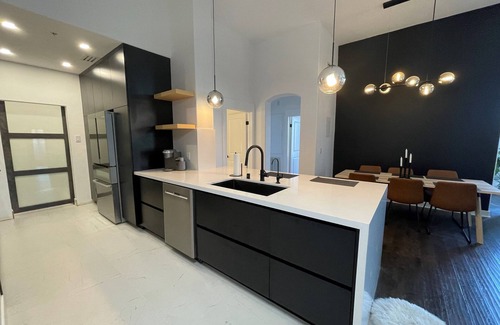 Valencia Condominio | Luxury Modern Penthouse 5 min from Magic Mountain in resort style gated complex