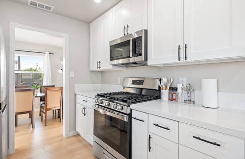Monrovia Casa | Luxury Modern Retreat w Spacious Yard Premium Comfort