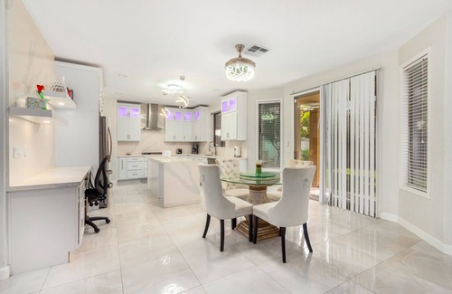 Deer Valley Casa | Luxury modern retreat with tropical backyard-at a great Location-EZ FWY access