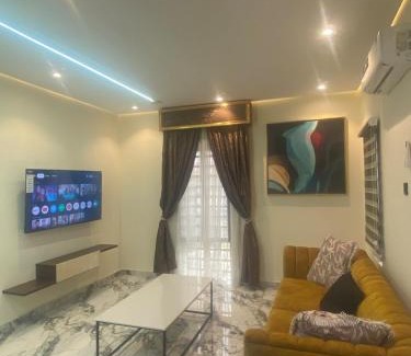 Oshodi-Isolo Apartamento | Luxury & Modern Self Check-In Apts near Airport M02b