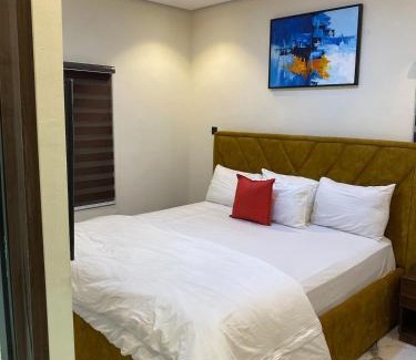 Oshodi-Isolo Apartamento | Luxury & Modern Self Check-In Apts near Airport M02b