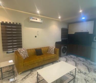 Oshodi-Isolo Apartamento | Luxury & Modern Self Check-In Apts near Airport M02b