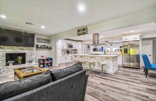 Limona Improvement Casa | Luxury Modern spacious 5Bedroom/3Bathroom, Theater room a game room and pool.