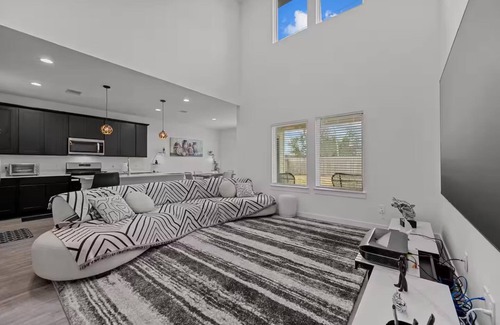 Rosenberg Casa | Luxury Modern & Spacious Retreat