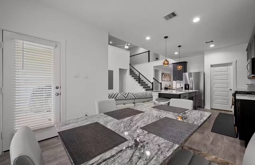 Rosenberg Casa | Luxury Modern & Spacious Retreat