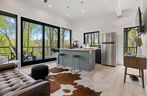 Alexander Casa | Luxury, Modern Treehouses- River Views & Farmstay Experience