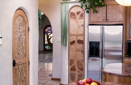 South Capitol Casa | Obra maestra de mosaico de lujo: Santa Fe Hobbit House ubicada en el centro de SF Plaza