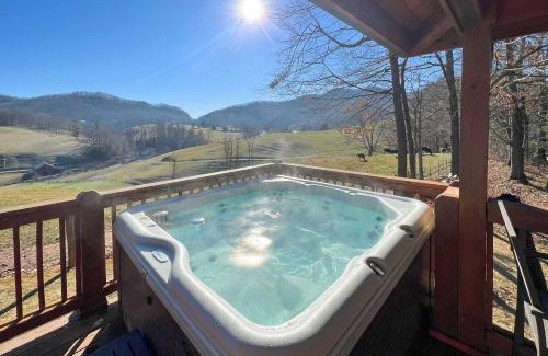 Waynesville Casa | Luxury Mountain Cabin with Hot Tub and Pool Table!