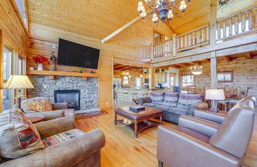 Waynesville Casa | Luxury Mountain Cabin with Hot Tub and Pool Table!