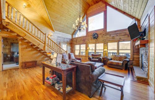 Waynesville Casa | Luxury Mountain Cabin with Hot Tub and Pool Table!