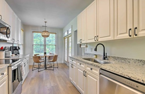 Maggie Valley Condominio | Luxury Mountain Golf w/ Pool & Hot tub