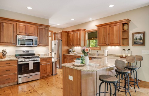Sapphire Cabina | Luxury mountain home - lake, golf, tennis and more! Firewood included.