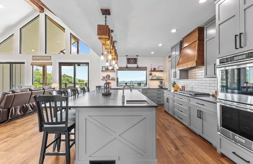 Maynardville Otro | Luxury Mountain & Lake Farmhouse on Norris with Chef's Kitchen, Spa, & Kayaks