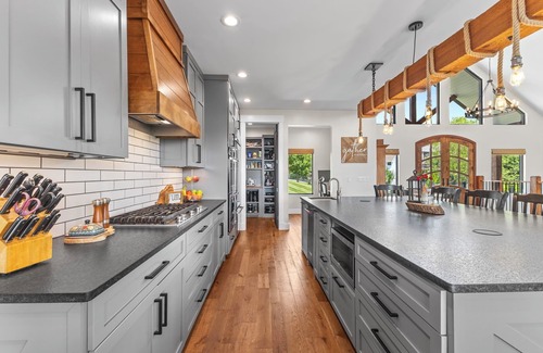 Maynardville Otro | Luxury Mountain & Lake Farmhouse on Norris with Chef's Kitchen, Spa, & Kayaks