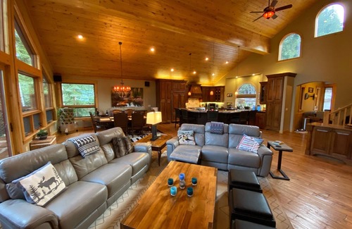 Truckee Casa | Luxury Mountain Lodge - 5BR w/hot tub, game room & resort-level amenities