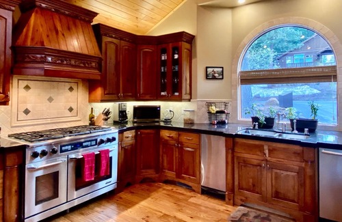 Truckee Casa | Luxury Mountain Lodge - 5BR w/hot tub, game room & resort-level amenities